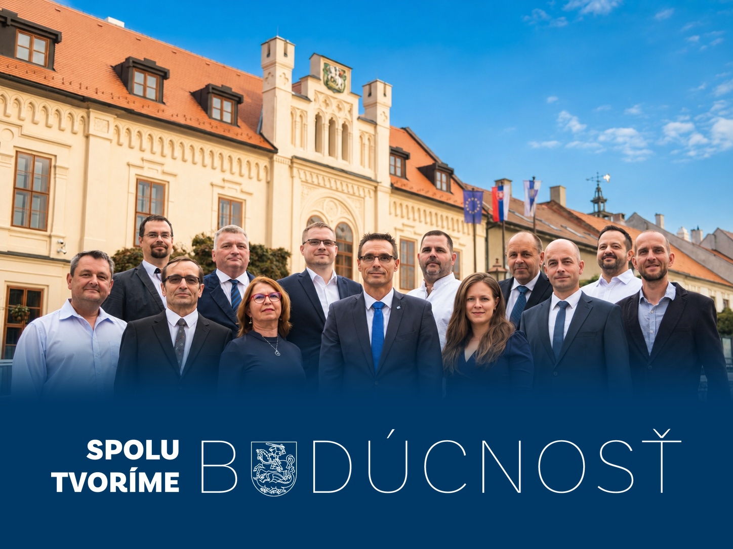 Spoločná fotografia tímu pred mestským úradom – Spolu tvoríme budúcnosť mesta